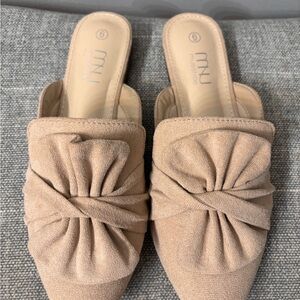 Musshoe Women's Tan Suede Mules with Knot/Bow Detail size 6, Brand new